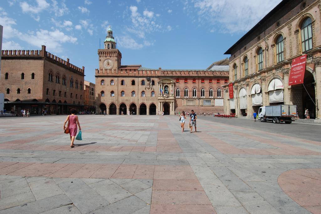 Ur-Nest Piazza Maggiore Bologna Bilik gambar